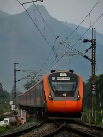 Painting a picture of grace and grit in motion against mist-laced Western Ghats, the sleek Bengaluru Cantt–Madurai #VandeBharatExpress sails through Danishpet, Tamil Nadu.
#railminindia