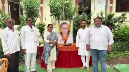 जळगाव जामोद: कामगार मंत्री आकाश फुंडकर यांनी स्व आ श्रद्धा ताई टापरे यांच्या यांच्या निवासस्थानी त्यांच्या स्मृतीला वाहिली आदरांजली