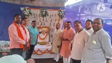 चलकुशा: बरकट्ठा विधायक अमित यादव चलकुसा के खारी श्राद्ध कार्यक्रम में शामिल हुए