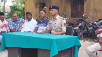 कोटवा: रविवार को कोटवा के नए थानाध्यक्ष ने जनप्रतिनिधियों व आम लोगों के साथ की बैठक