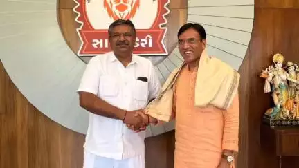 વંથળી: ખોખરડા ફાટક સ્થિત સાવજ ડેરી ખાતે કેન્દ્રીય મંત્રી મુલાકાતે પહોંચ્યા,ડેરીના ચેરમેને સ્વાગત કર્યું