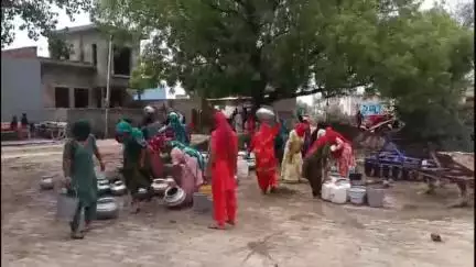 सिद्धमुख: भीमसाणा गाँव में 'पब्लिक एप्प की खबर का असर', पहुंचा पीने के मीठे पानी का टैंकर, ग्रामीणों में मची पानी भरने की होड़