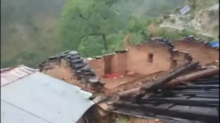 मुनस्यारी: बंगापानी के दारमा में अंधड़ से एक आवासीय मकान की छत उड़ी, पड़ोसी के घर में ली शरण