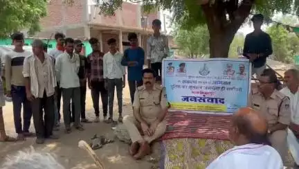 थाना विजयपुर थाना प्रभारी कृपाल सिंह परिहार के द्वारा ग्राम सगतपुर में जन संवाद के माध्यम से ग्रामीणों को समझाते हुए