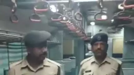 পাড়া: আনাড়া রেল স্টেশনে প্রতিবন্ধী কামরায় ওঠা,মহিলা কামরায় ওঠা ও রেললাইন পারাপার করার জন্য মোট ৭ জনকে গ্রেফতার করলো আরপিএফ