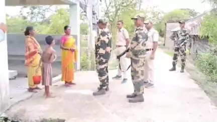 হিঙ্গলগঞ্জ: মুখ্যমন্ত্রী মমতা বন্দ্যোপাধ্যায়ের অনুরোধের পর  সীমান্তবর্তী পারঘুমটি এলাকায় পুলিশ ও কেন্দ্র বাহিনীর টহল