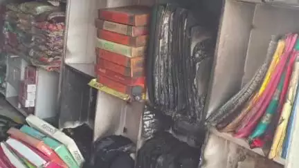 मेजरगंज: लाल परी चौक स्थित कपड़े की दुकान में लगी आग, ₹6 लाख की संपत्ति का नुकसान