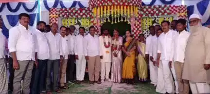 గద్వాల్: వివాహ వేడుకలో పాల్గొన్న జెడ్పి మాజీ చైర్ పర్సన్, కాంగ్రెస్ పార్టీ గద్వాల నియోజకవర్గ ఇంచార్జీ సరితమ్మ..