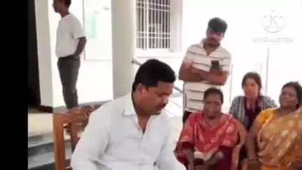 अनगड़ा: विधायक राजेश कच्चछप ने अपने आवासीय कार्यालय में जनता दरबार लगाकर लोगों की समस्याओं को सुना