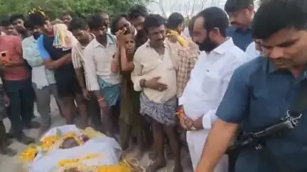 గుండ్లపాడులో హత్యకు గురైన టీడీపీ నాయకుల అంత్యక్రియలు కార్యక్రమంలో పాల్గొని నివాళులర్పించిన ఎమ్మెల్యే జూలకంటి