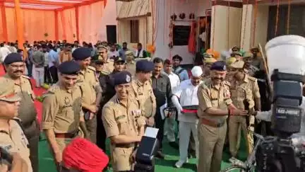 #रायबरेली के नवसृजित #थाना_चंदापुर का डीजीपी,IG ने किया निरीक्षण, 12 ग्राम प्रहरी को साइकिल,छाता और लाठी का वितरण किया