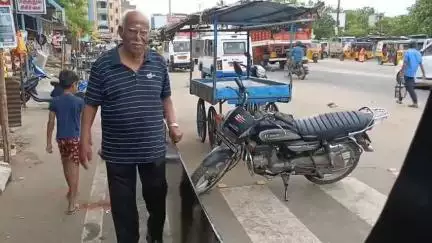 திருப்புவனம்: பேருந்து நிலைய பகுதியில் தயாராகும் தமிழகத்தின் மிகப்பெரிய 35 அடி உயர ராட்சத அருவா பொதுமக்களில் வியப்பு