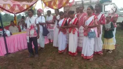 कर्रा: जरियागढ़ पंचायत के चुरले गांव में झंडागड़ी सह प्रार्थना सभा का आयोजन किया गया, विधायक सुदीप गुडिया रहे मौजूद