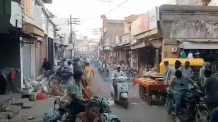 લીંબડી: પોલીસ વડાના લોકદરબાર પોલીસે દબાણો તો  હટાવ્યા પણ કેટલાક વેપારીઓ જ દબાણ કરતા હોવાનો કોંગ્રેસ નો આક્ષેપ