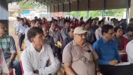 बागली: मुख्यमंत्री के दौरे को लेकर कलेक्टर ऋतुराज सिंह ने कृषि उपज मंडी परिसर में ज़िला अधिकारियों की बैठक ली