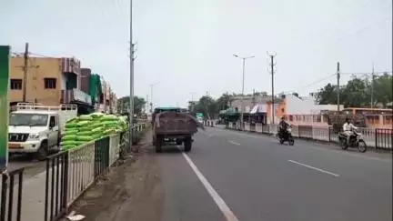 सुसनेर: ट्रेक्टर ट्राली में सरियों का परिवहन दुर्घटना होने का अंदेशा  खुले मे सरिये ले जाता दिखा ट्रेक्टर #लापरवाही