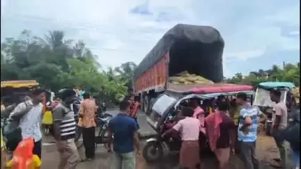 নামখানা: সিমেন্ট বোঝাই লরি, ঘোরাতে গিয়ে খাদের মধ্যে আটকে পড়ে প্রায় এক ঘন্টা যান চলাচল বন্ধ থাকে নামখানায়