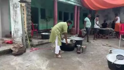 भरौंदा में भंडारा का तैयारी करते हुए