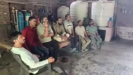 गोरमी: गोरमी की थाना रोड पर भाजपा कार्यकर्ताओं ने सुनी पीएम मोदी की 'मन की बात'