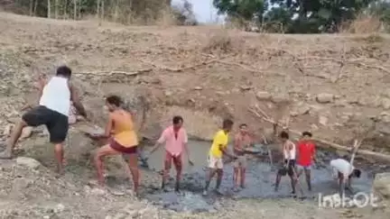 निवास: मध्य प्रदेश जन अभियान परिषद ने ग्राम खरखरा में जल गंगा संवर्धन अभियान के तहत जल स्रोतों की सफाई की