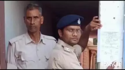 शंभूगंज: पकरिया गांव: छात्र उज्जवल अपहरण कांड में फरार आरोपी राजीव सिंह के घर पर इस्तेहार चिपकाया गया