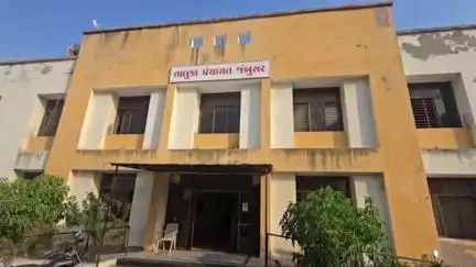 જંબુસર: જંબુસર તાલુકાના નડિયાદ ગામે પંચાયત સિંચાઈ વિભાગ દ્વારા તળાવ ઊંડા કરવાની કામગીરી કરવામાં આવી.