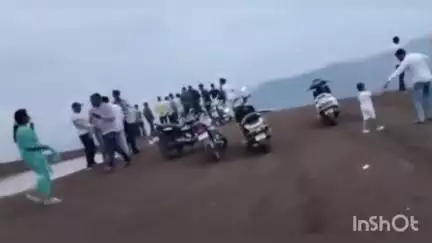 चिखलदरा: गाविलगड किल्ल्याच्या परिसरात पर्यटकांची चारचाकी कार दरीत अंशतः कोसळली;पर्यटकांचा सुदैवाने जीव बचावला