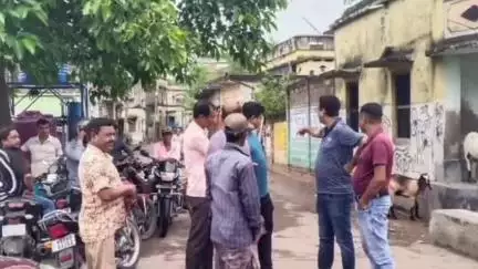 বেলডাঙা ১: বেলডাঙার পারহাউজ মোড় থেকে  মির্জাপুর মেলেনিপাড়া ঘাট পর্যন্ত রাস্তা মেরামতের আগে,এলাকা পরিদর্শন করলেন বিধায়ক