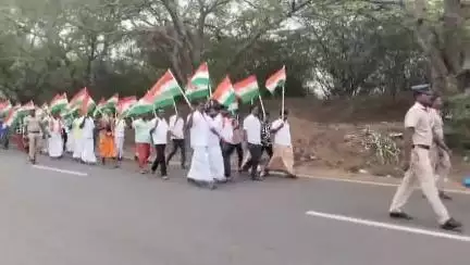 இளையாங்குடி: ஆபரேசன் சிந்தூரில் வெற்றி கண்ட ராணுவ வீரர்களுக்கு நன்றி தெரிவித்து பரமக்குடி செல்லும் சாலையில் தேசியக் கொடியுடன் பாஜக பேரணி