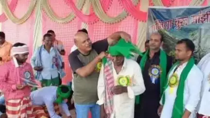 निरसा/चिरकुंडा: निरसा दुर्गापुर गांव पहुंचे विधायक अरूप चटर्जी, आदिवासी टोला के ग्रामीणों ने किया पारंपरिक स्वागत