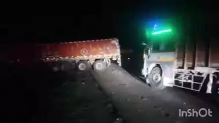 मावली: मेनार के समीप ट्रेलर अनियंत्रित होकर हाईवे रोड के पास नाले में उतरा, बड़ा हादसा टला