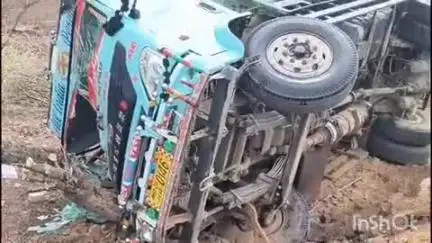 कराहल: बामंदा के समीप NH-552 पर अनियंत्रित होकर पलटा ट्रक, चालक को आई गंभीर चोट