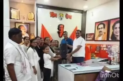वरोरा: शिवसेना (उबाठा) व युवासेना विस्तारक तर्फे  अंबादेवी वॉर्ड येथे योग नृत्य परिवारास म्युझिक बॉक्स भेट