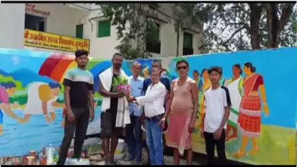 तोपचांची: दुमदुमी के पीएम श्री स्कूल की चारदीवारी में पेंटर महावीर सामी को अच्छे प्रदर्शन के लिए लोगों ने किया सम्मानित