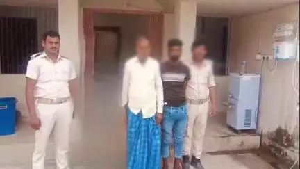 उचकागांव: उचकागांव में पुलिस ने दो अलग-अलग मामलों में छापेमारी कर दो लोगों को किया गिरफ्तार, न्यायालय भेजा