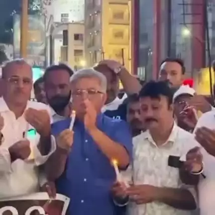 રાજકોટ પશ્ચિમ: ટીઆરપીઅગ્નિકાંડના હતભાગીઓને શ્રદ્ધાંજલિ અર્પવા કોંગ્રેસ દ્વારા જિલ્લાપંચાયતચોક ખાતે કેન્ડલ માર્ચનું આયોજન કરવામાં આવ્યું