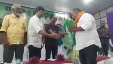 नोआमुंडी: नोवामुंडी में झामुमो के प्रखंड स्तरीय कार्यकर्ता सम्मेलन में भाजपा छोड़, सैकड़ों कार्यकर्ता झामुमो में शामिल