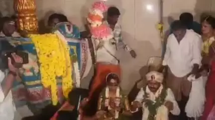 ಪಾಂಡವಪುರ: ಚಿರಕುರಳಿ ಗ್ರಾಮದಲ್ಲಿ ನೂತನ ವಧುವರರಿಗೆ ಆಶೀರ್ವದಿಸಿದ ಬಸವಪ್ಪ
