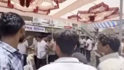 હળવદ: શહેરના સરા નાકા ખાતે છોટા કાશી હળવદ સેવા ગ્રુપ દ્વારા 35,000 ચોપડાઓનું રાહત દરે વિતરણ કરાયું