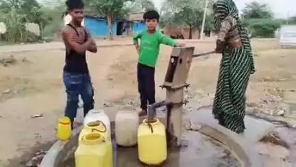नौगांव: नौगांव क्षेत्र के धरमपुरा में भीषण गर्मी के बीच पानी की किल्लत, एक हैंडपंप के सहारे 200 परिवार #jansamasya