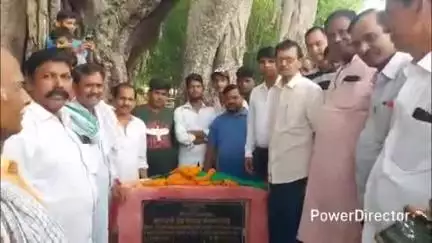 अमदाबाद: MLA मनोहर प्रसाद सिंह ने पीसीसी सड़क का नारियल फोड़कर किया उद्घाटन, अन्य लोग भी थे मौजूद