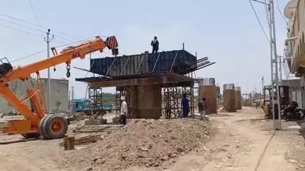 ધોરાજી: જુનાગઢ રોડ પર ચાલી રહેલ ઓવરબ્રિજ ના કામમાં મજૂરો રામ ભરોસે કામ કરતા હોવાના વિડીયો સોશિયલ મીડિયામાં વાયરલ