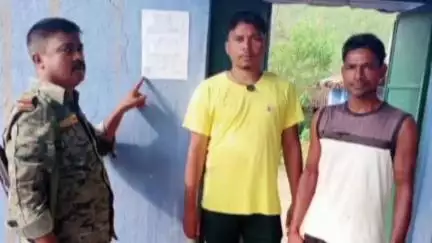 गोइलकेरा: टोकलो पुलिस अधिकारियों ने झरझरा गांव में न्यायालय का इश्तेहार चिपकाया