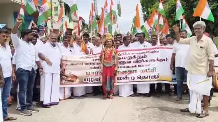 பழனி: ஆபரேஷன் சிந்தூர் வெற்றியை கொண்டாடும் விதமாக 200 அடி நீள தேசிய கொடியை ஏந்தி பாஜக சார்பில் காந்தி மார்க்கெட்டில் ஊர்வலம்