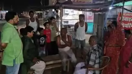 सारठ: MLA चुन्ना सिंह ने सारठ चौक पर 40 वर्षीय युवक की मौत पर परिजनों को ढांढस बंधाया, हर संभव मदद का आश्वासन दिया