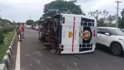 உளுந்தூர்பேட்டை: வண்டிபாளையம் GST சாலையின் தடுப்பில் வேன் மோதி எதிர்திசையில் சென்று தலைக்குப்புற கவிழ்ந்து 7 பேர் காயம்