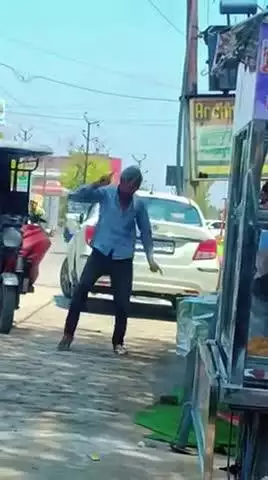 कालपी रोड पर एक रिक्शा चालक ने किया प्रसाद वितरण के समय खुलेआम डांस किया