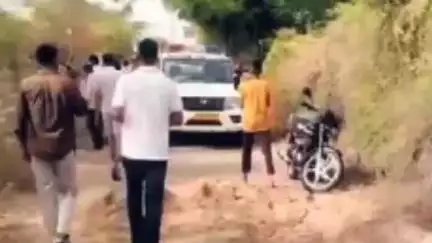 लोहावट: श्री लक्ष्मण नगर निवासी युवक को अर्धनग्न कर की गई मारपीट, सोशल मीडिया पर वीडियो हुआ वायरल