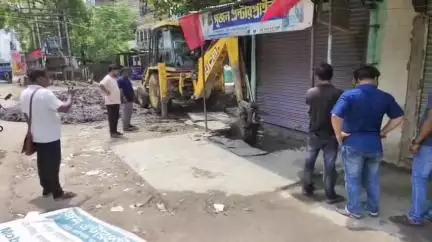 ডোমকল: পাবলিক অ্যাপের খবর দেখার পর ডোমকলে পৌরসভার উদ্যোগে শুরু হল হাইড্রেন পরিষ্কারের কাজ
