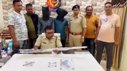 ডোমকল: হারুরপাড়া রোডে ডোমকল থানার অভিযানে আগ্নেয়াস্ত্র সহ দুই যুবক গ্রেফতার